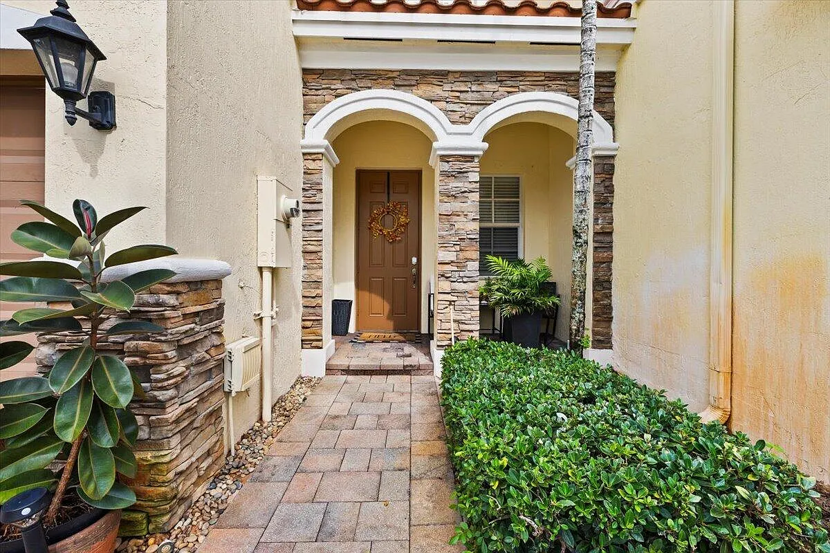 3 bed, 2.5 bath, 1872 sqft, $3,500 — Photo 2