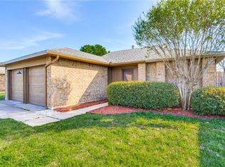 306 Blueleaf Dr, Arlington, TX 76018