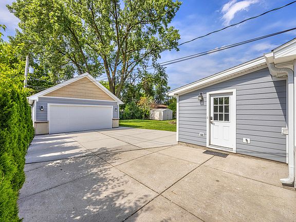 3rd image of 7823 W 98th Pl