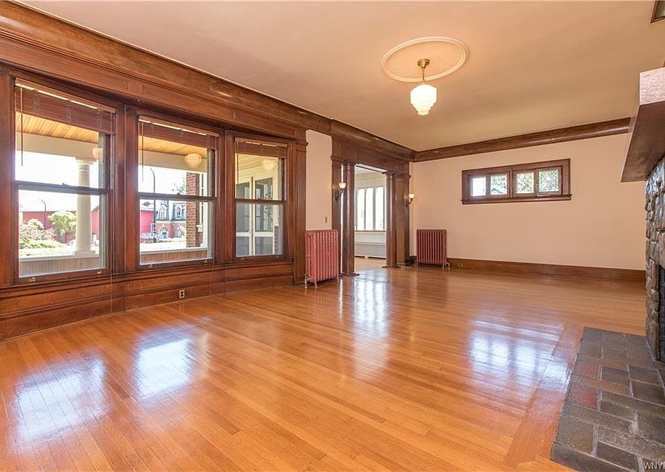 1st image of 8 College St