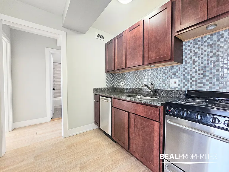 445 W Wellington — Photo 10