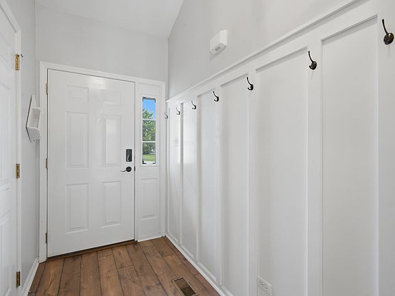 4th image of 421 Clinton St