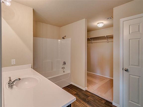 3rd image of 1012 N Trappers Ct