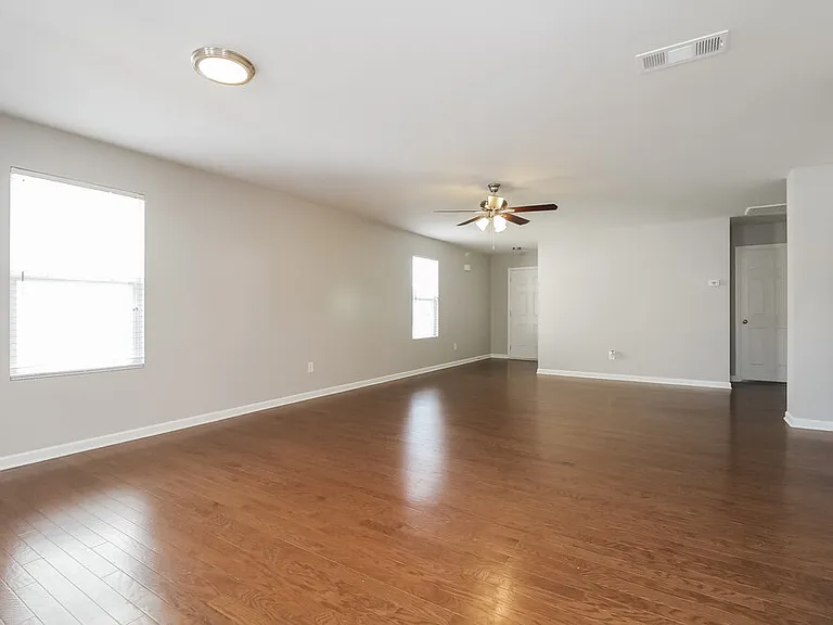 233 Campfire Dr — Photo 4