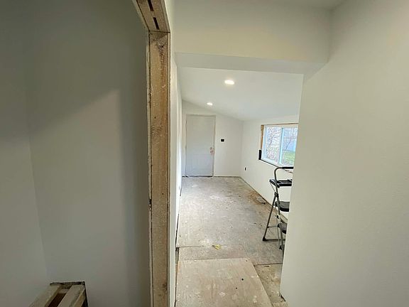5th image of 832 Main St