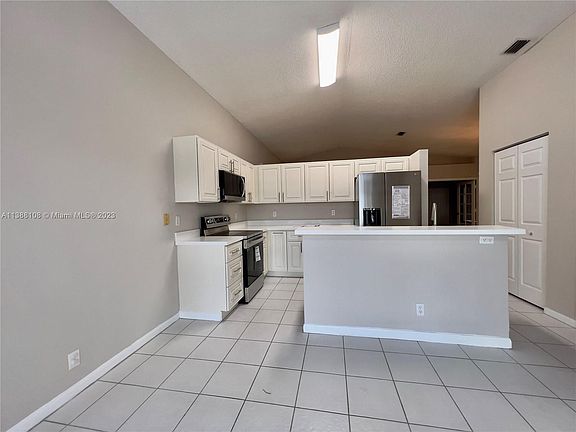 4th image of 1931 SW 176th Ave