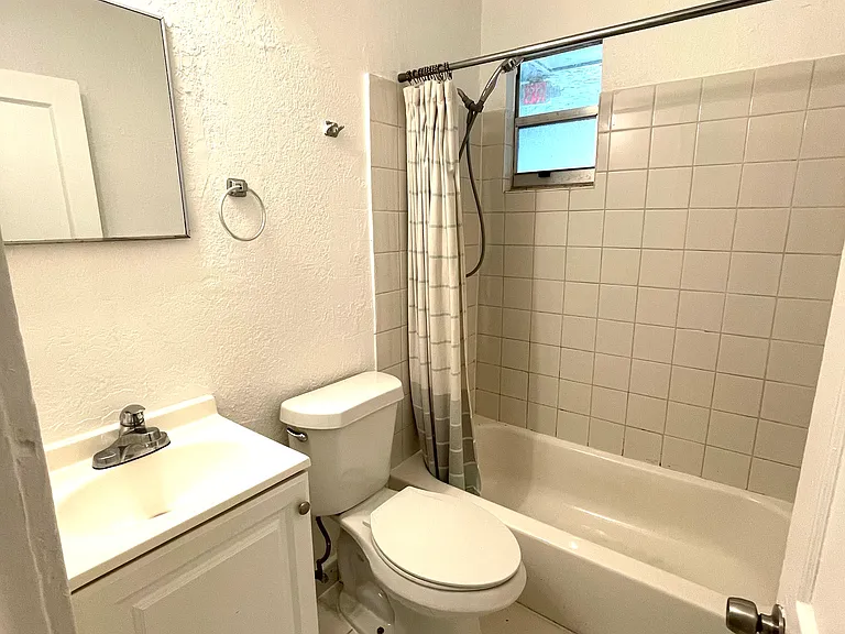 1011 SW 4th St #4 — Photo 9