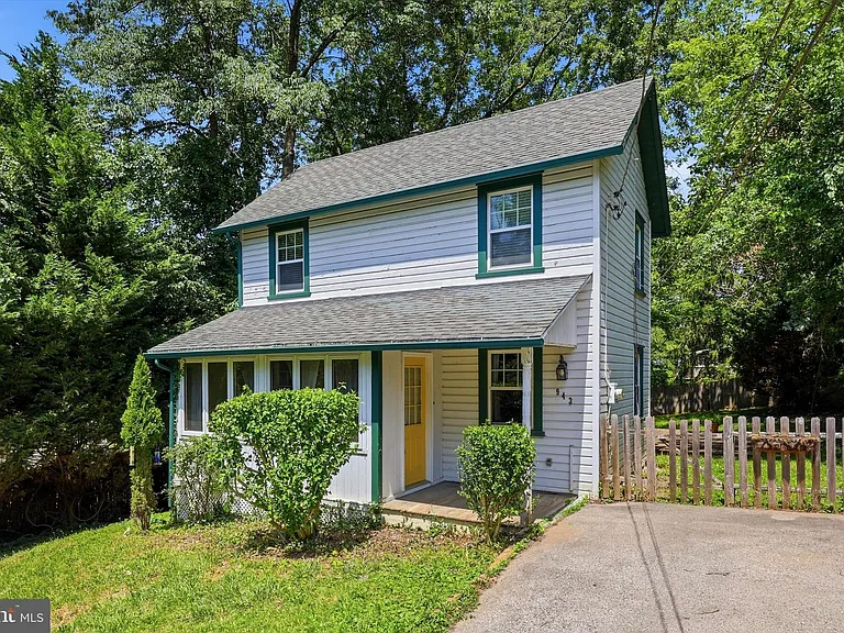 943 Fairview Ave — Photo 2