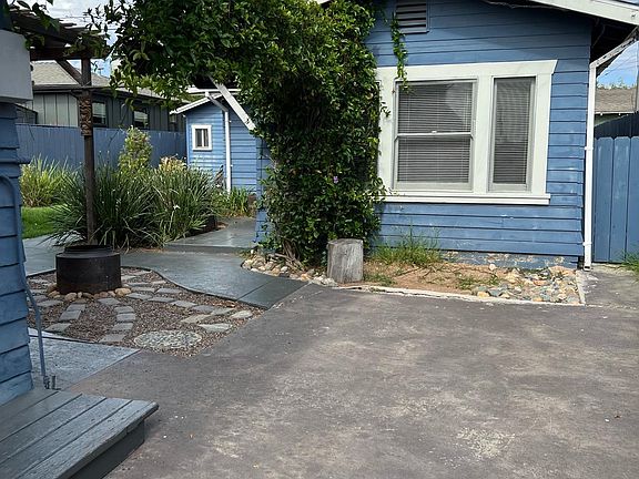 pic of one bedroom from side gate entrance