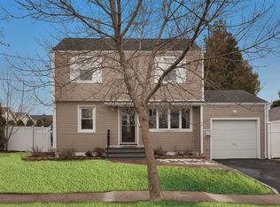 517 Florence Rd, Mineola, NY 11501