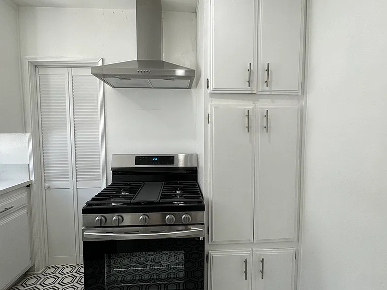 1401 Havenhurst Dr #6 — Photo 13