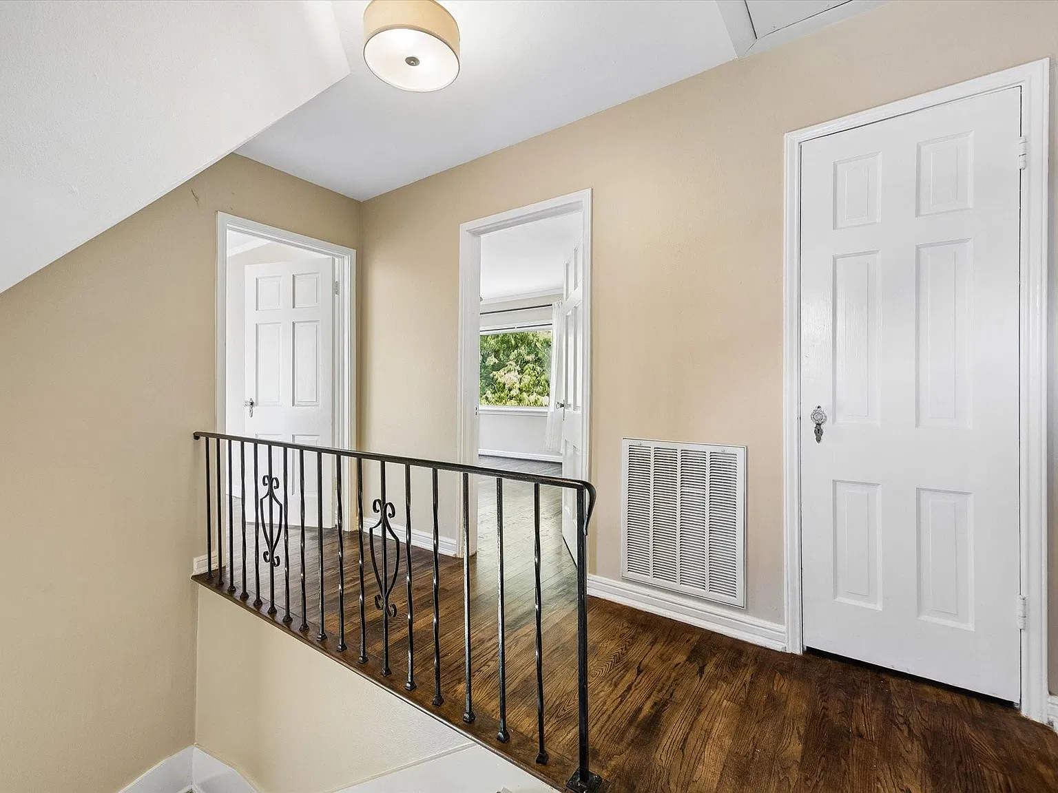 2 bed, 1.0 bath, 2640 sqft, $1,900 — Photo 3