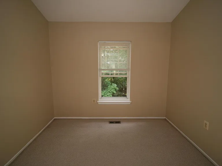 512 Suffield Dr — Photo 18