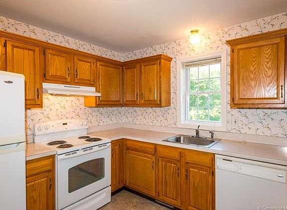 Very nice size eat-in Kitchen