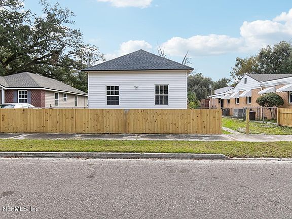 2nd image of 828 W 30TH Street