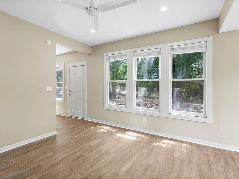333 W Hutchison St — Photo 5