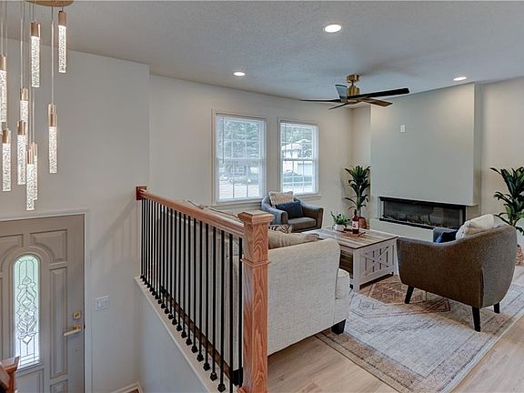 3rd image of 305 NE Sharon Dr