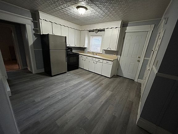 2nd image of 172-174 Laurel St #174-1