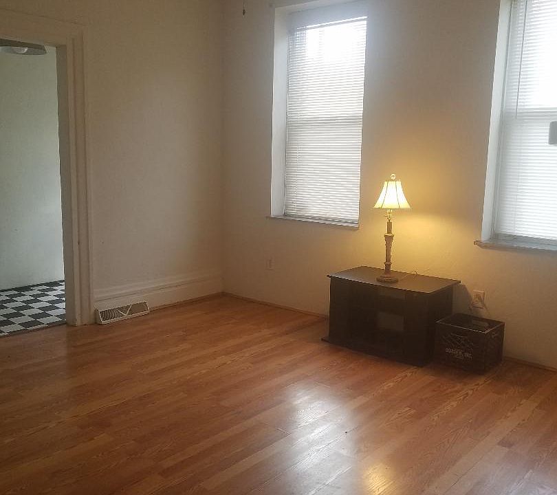 Living room (1/3)