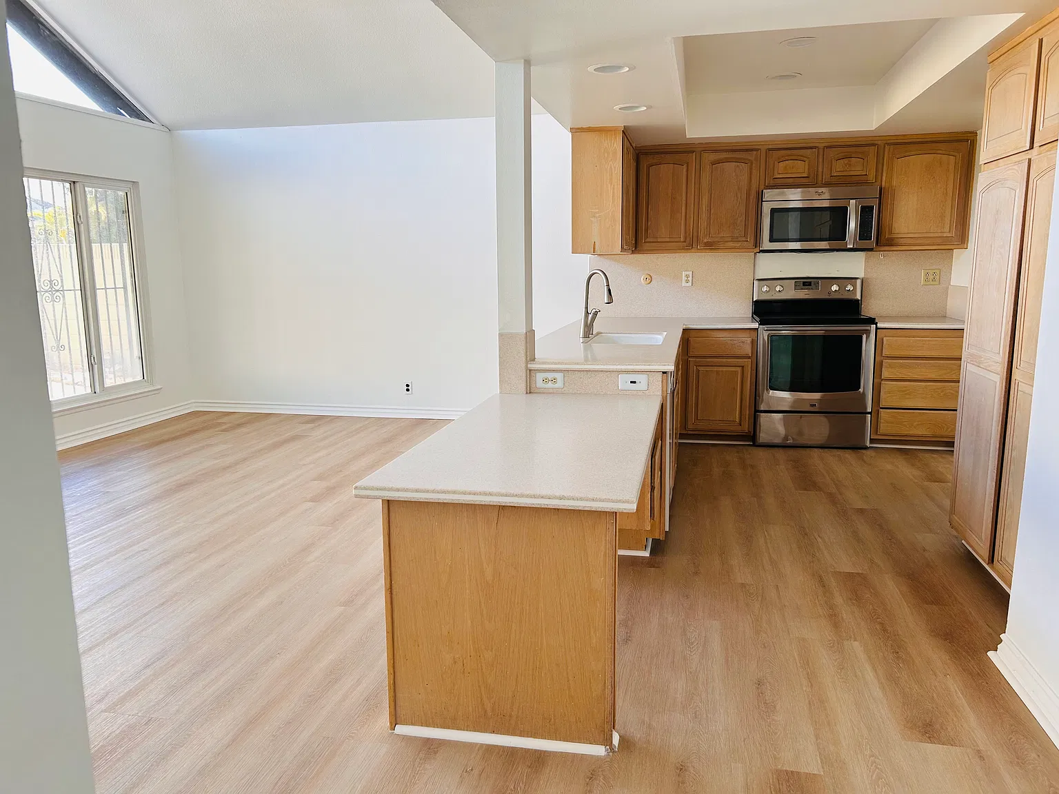 4 bed, 2166 sqft, $4,700 — Photo 3