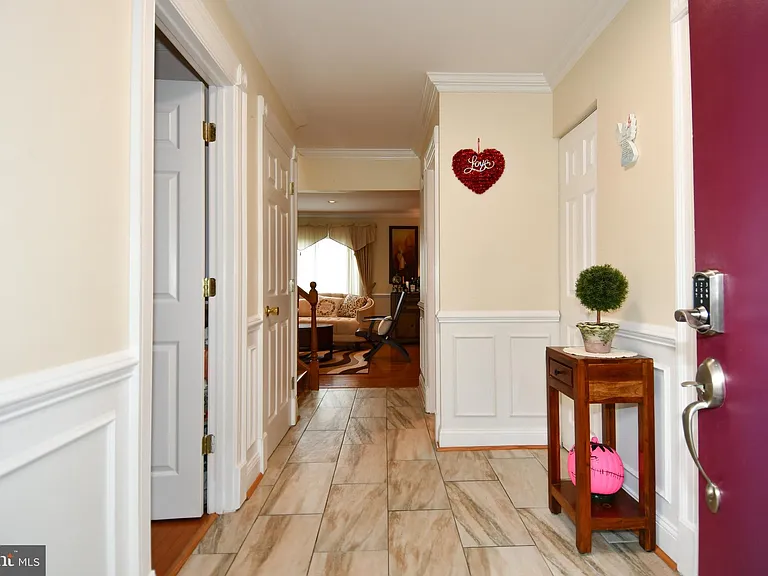 9401 Hickory View Pl — Photo 3