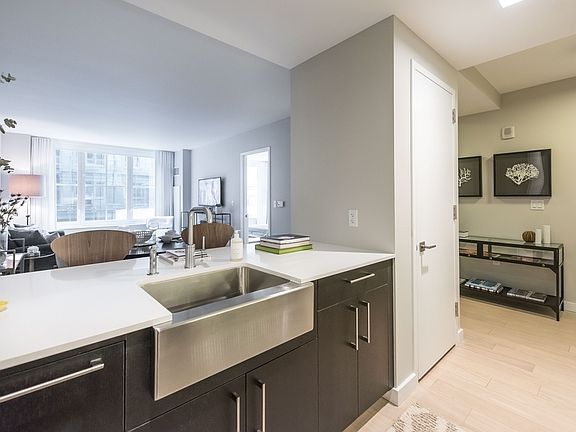 4th image of 535 W 43rd St #5A