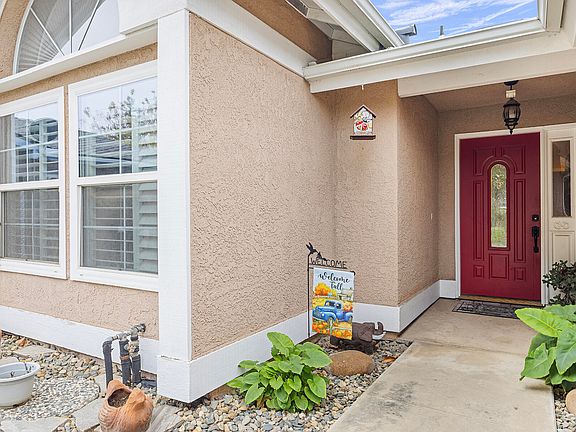 4th image of 901 N Oakwood Court