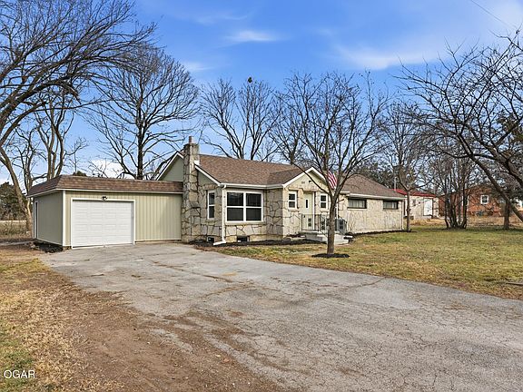 2nd image of 305 W Maple St