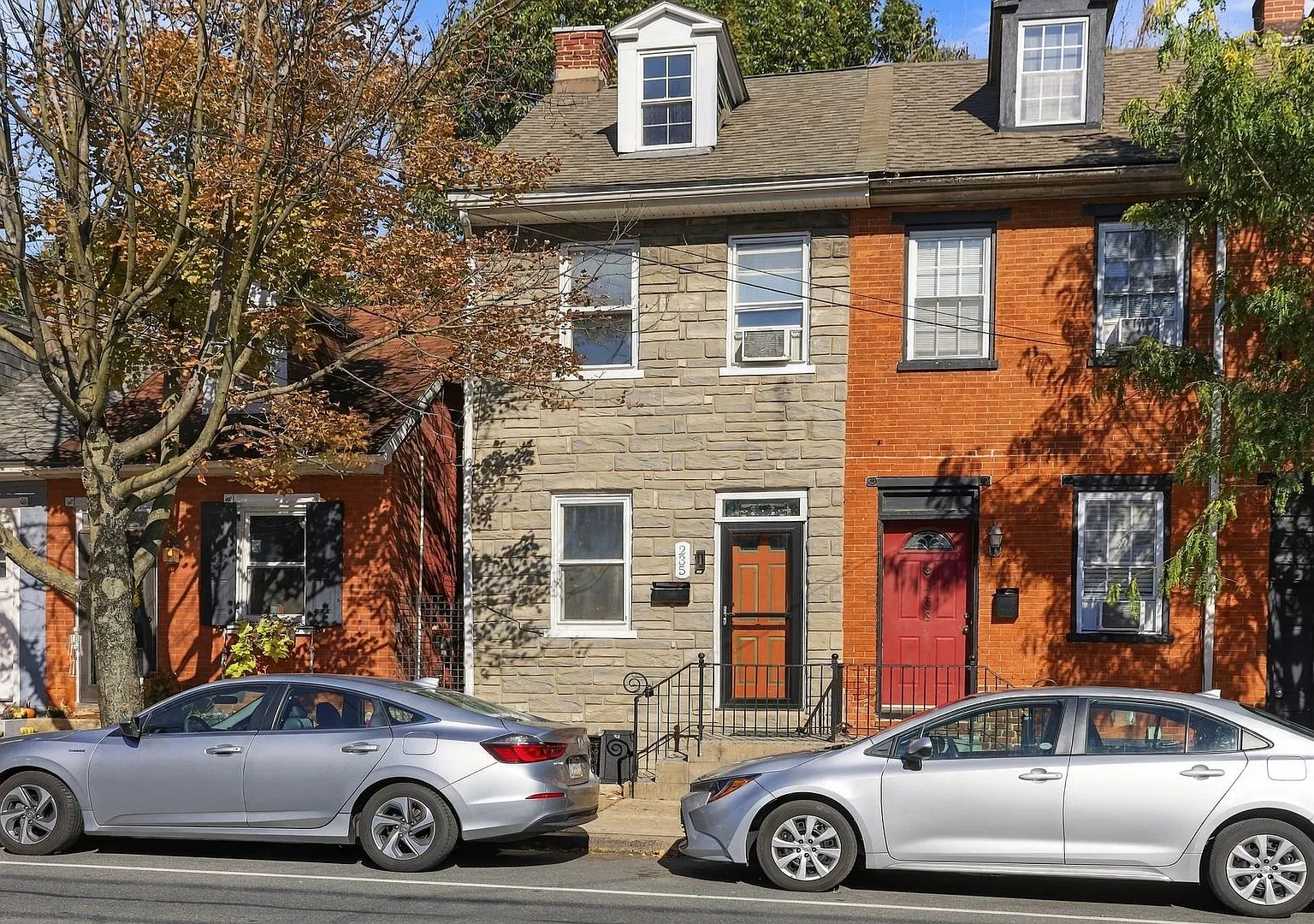 3 bed, 1 Bath in Chestnut Hill Neighborhood Available Now! — Photo 3