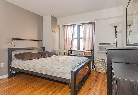 3rd image of 220 Manhattan Ave APT 4J