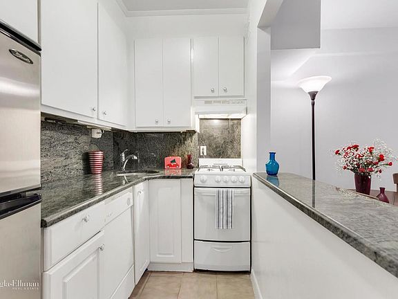 4th image of 350 Bleecker St