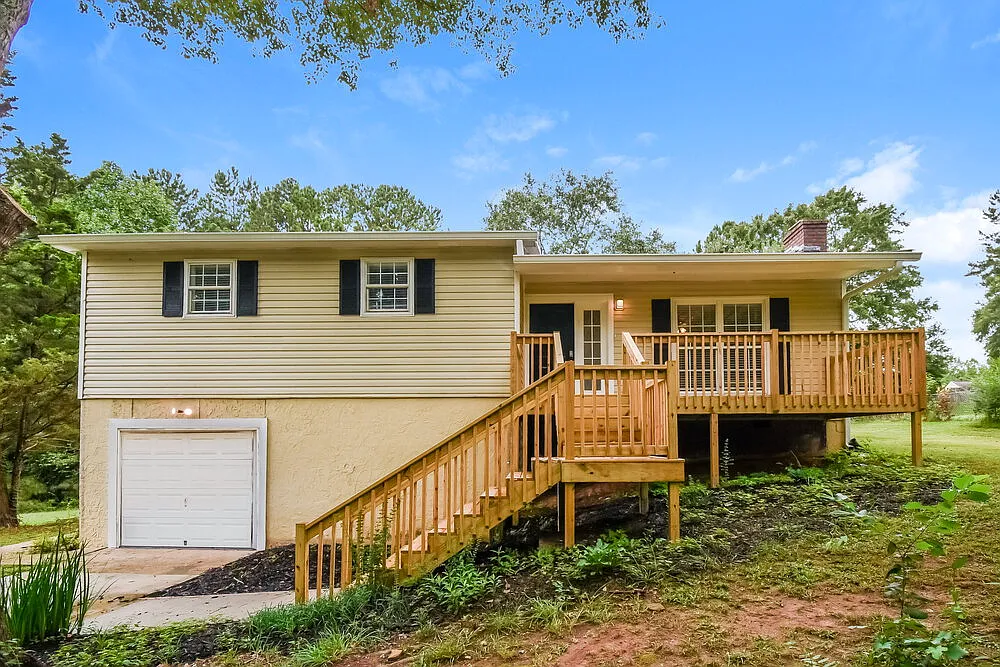 3 bed, 2.0 bath, 1630 sqft, $2,440 — Photo 1