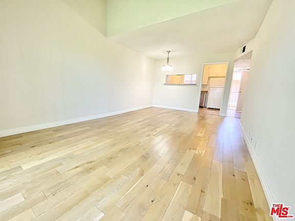 4th image of 959 S Gramercy Pl #105A