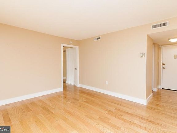 4th image of 1300 Army Navy Dr APT 311