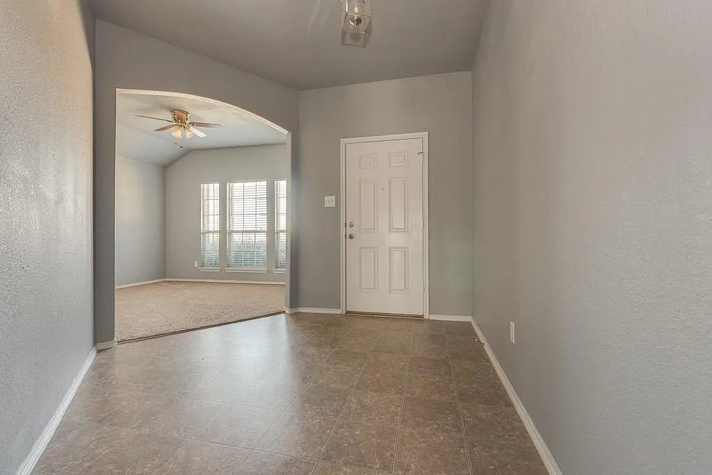 3 bed, 1873 sqft, $2,095 — Photo 2