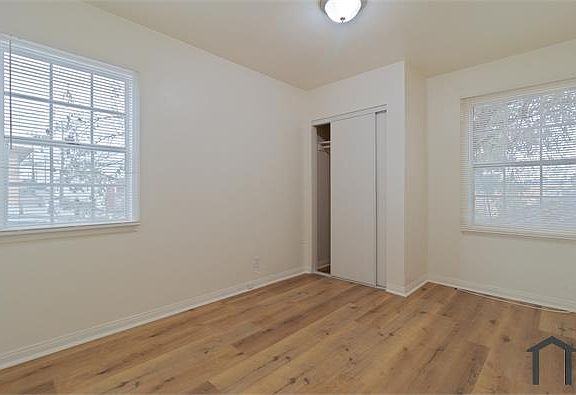 5th image of 925 1/2 W 62nd Pl