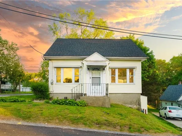 18 Chamberlain St, Smithfield, RI 02917