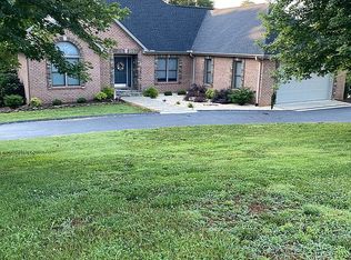 45 Alexander Pointe Dr, Hickory, NC 28601