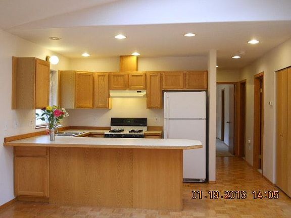 Kitchen, now with new stainless fridge and range
