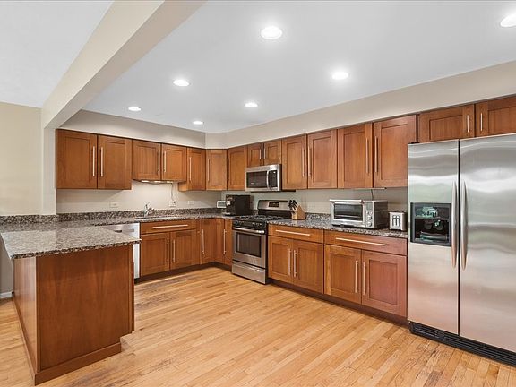 3rd image of 90 Boardwalk Pl