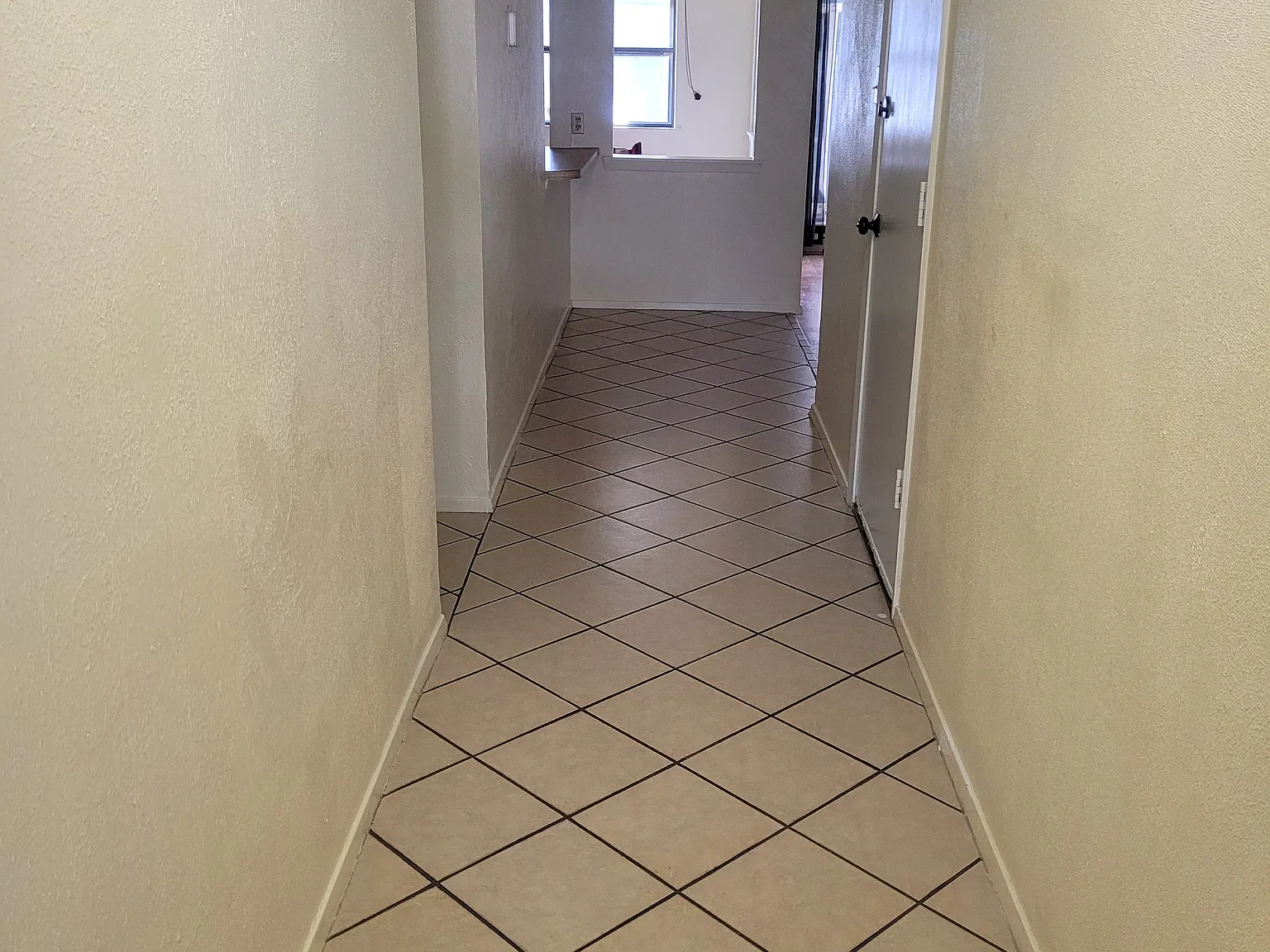 1904 San Saba Ln — Photo 2