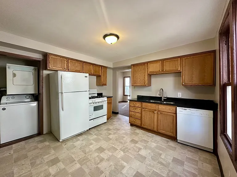 598 Rose Ave E — Photo 2