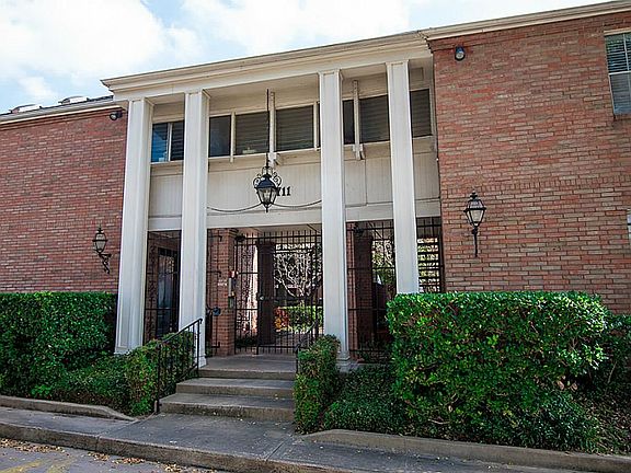4th image of 2711 Briarhurst Dr APT 4