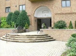 40 S Main St APT 2A, Glen Ellyn, IL 60137