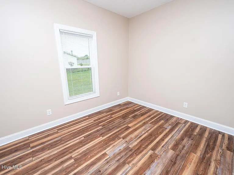 138 Macdonald Blvd — Photo 8