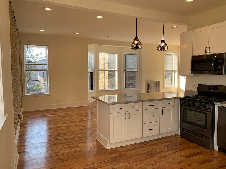 1045 W Barry Ave #3 — Photo 5
