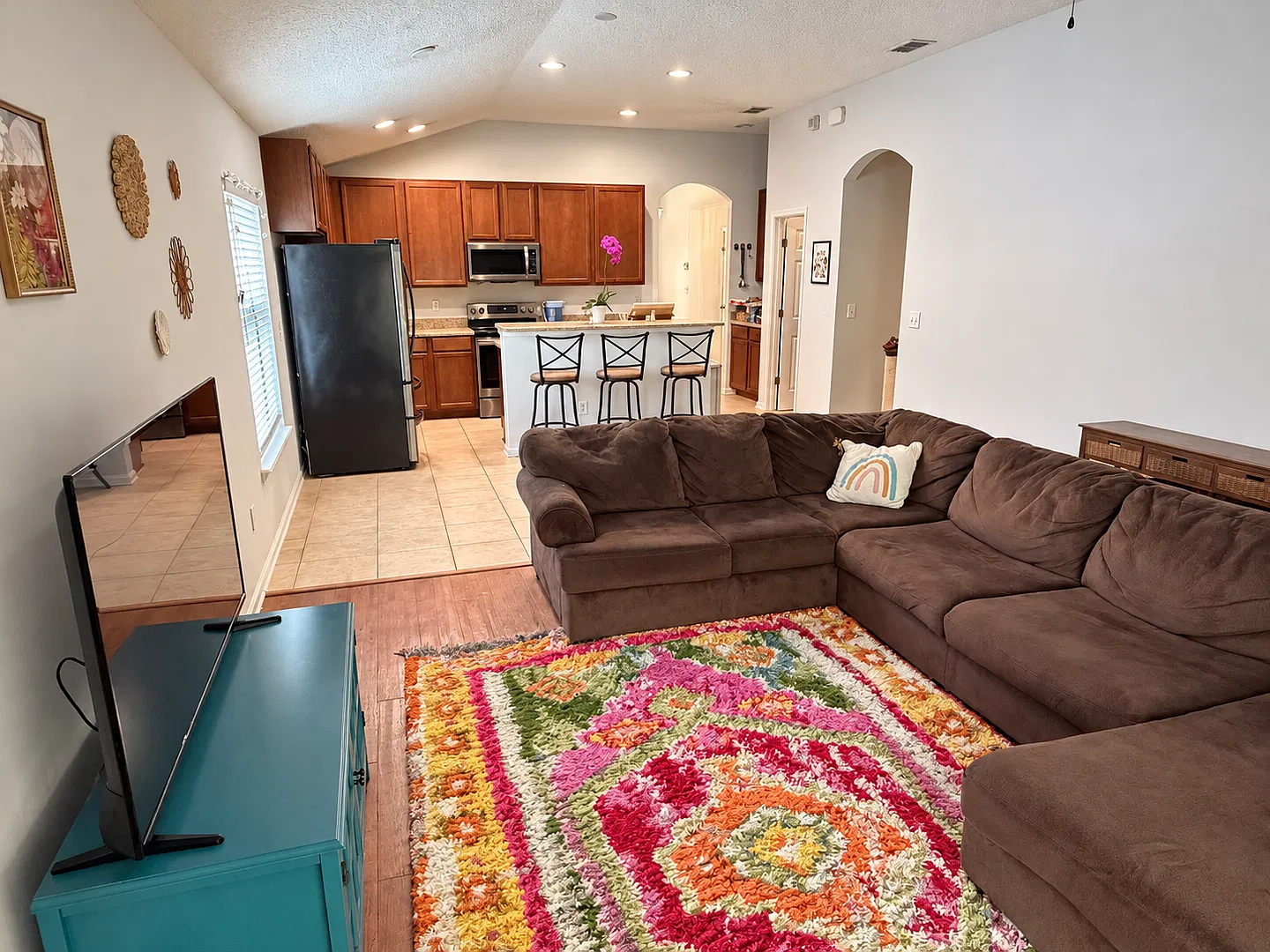Inviting 3 Bedroom, 2 Bathroom Furnished Home in Westchester — Photo 3