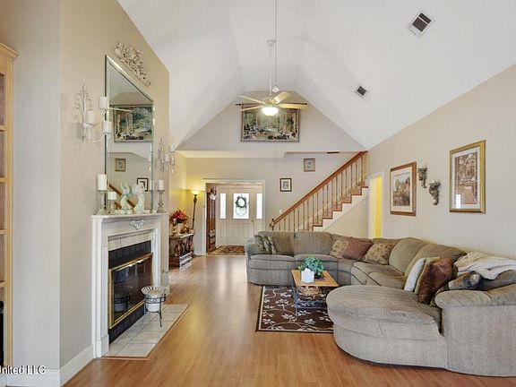 3rd image of 1822 E Lakeshore Dr