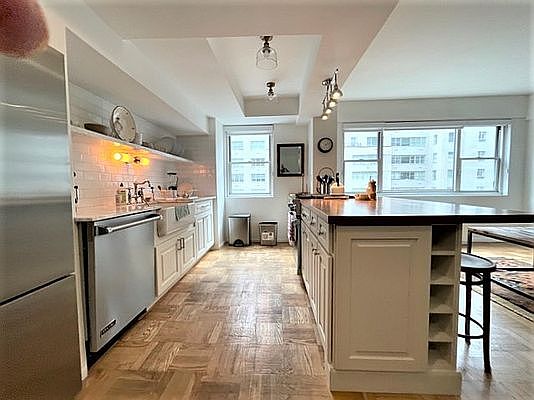 5th image of 100 W 57th St APT 15G