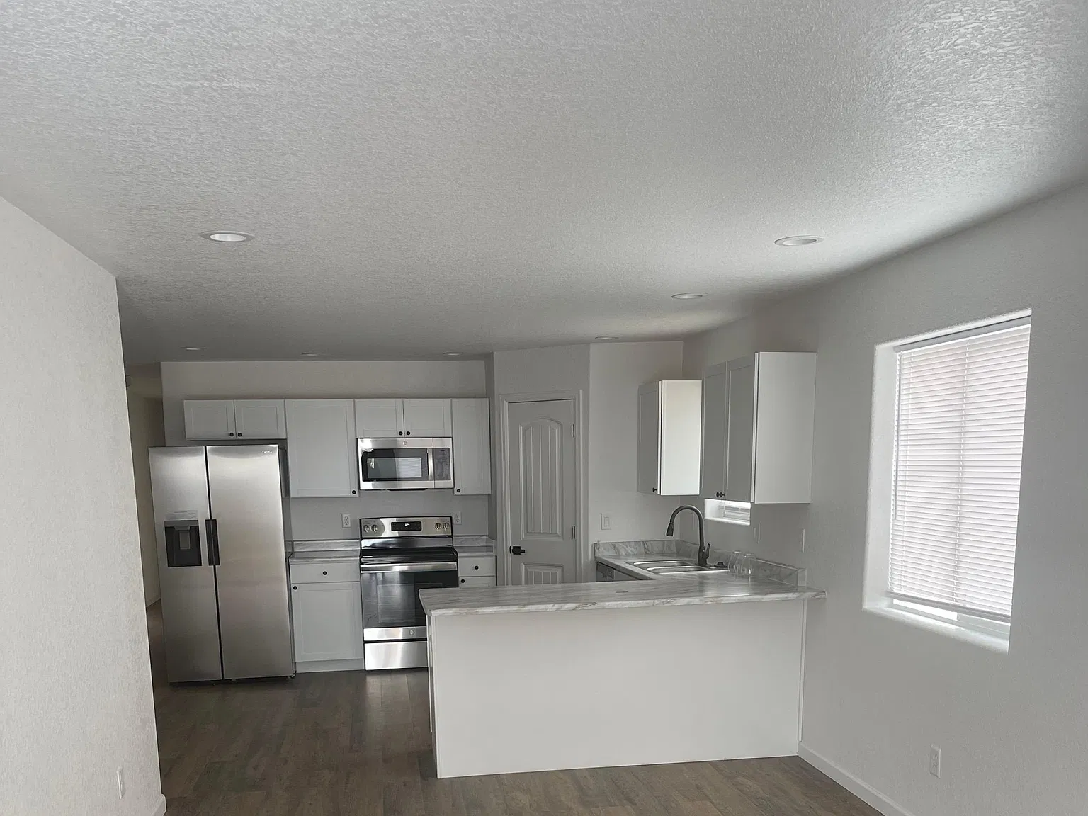3 bed, 1250 sqft, $1,975 — Photo 2